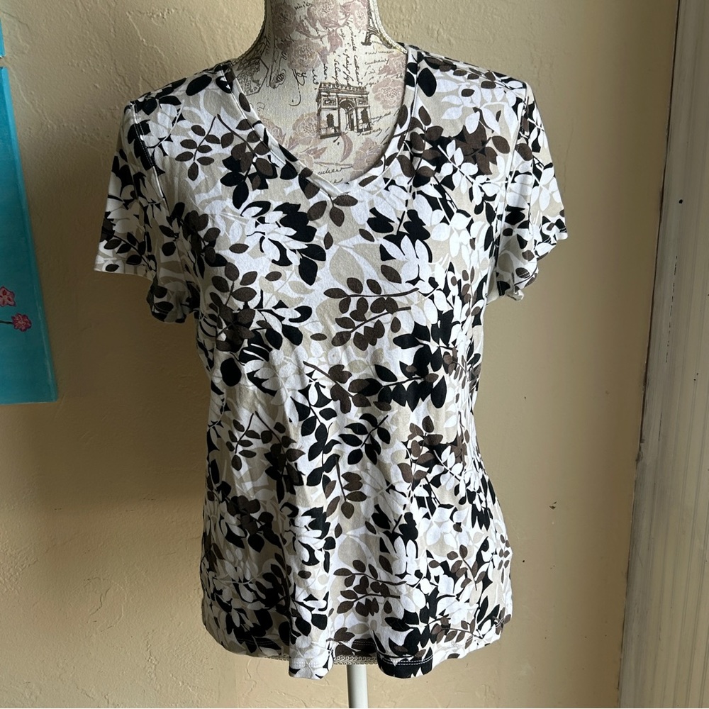V-neck Tee with leaf design